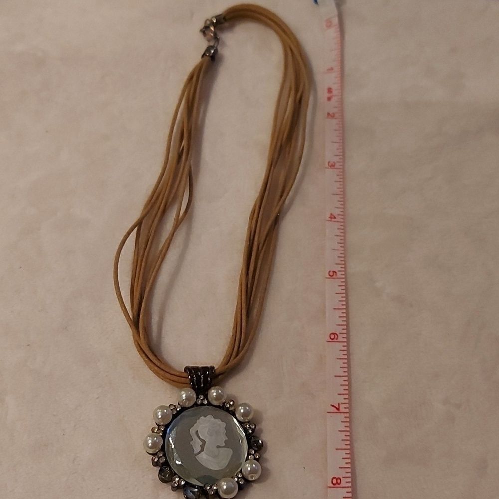 9 Assorted Necklaces - Picture 10 of 11
